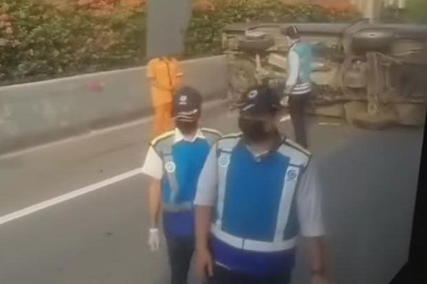 Mobil Bak Terbalik,...