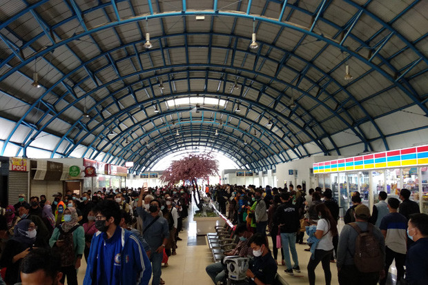 Jam Pulang Kantor, Penumpang...