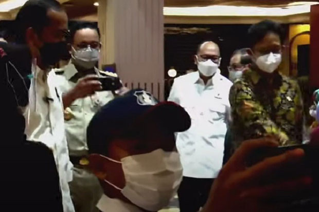 Dampingi Jokowi Tinjau...