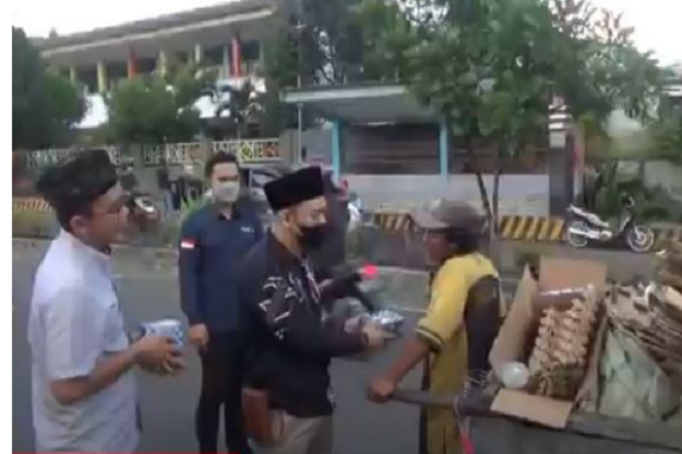 Dapat Takjil, Warga...