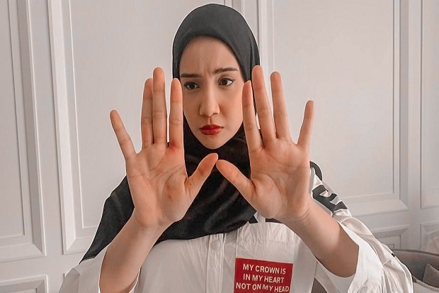 Tangan Zaskia Sungkar...