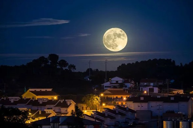 Fenomena Langit di Bulan...