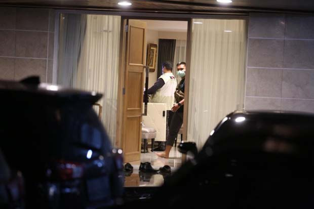 KPK Geledah 3 Rumah...