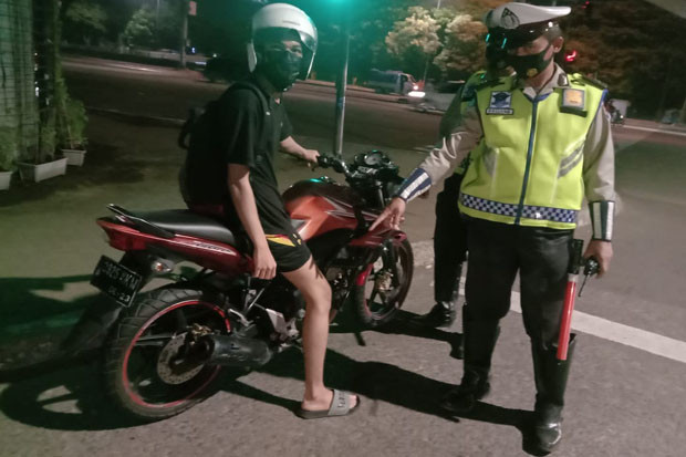 Polisi Tilang Pengendara...