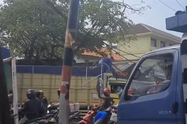 Truk Tersangkut Kabel,...