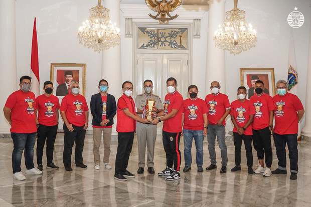 Persija Serahkan Piala...