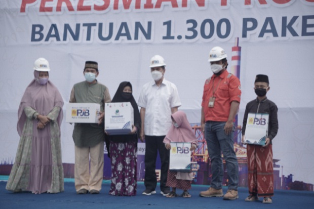Bagikan Sembako Massal,...