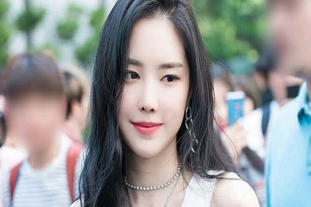 Naeun Apink Resmi Menandatangani...