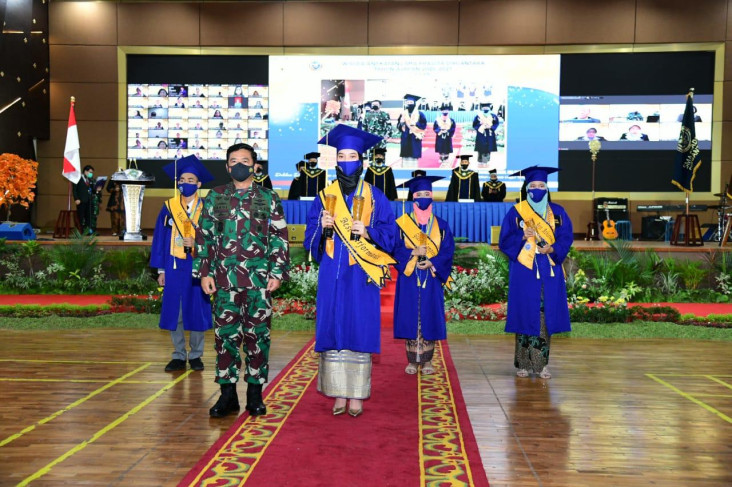 Saksikan Wisuda, Panglima...
