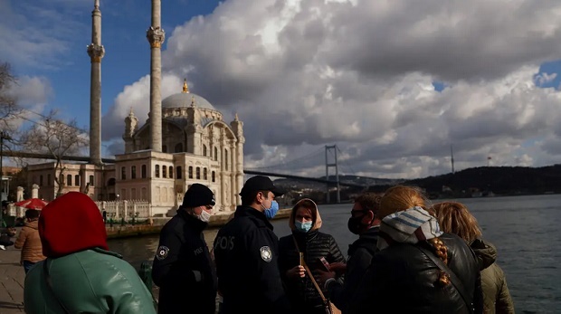 Polisi Turki Usir Para...