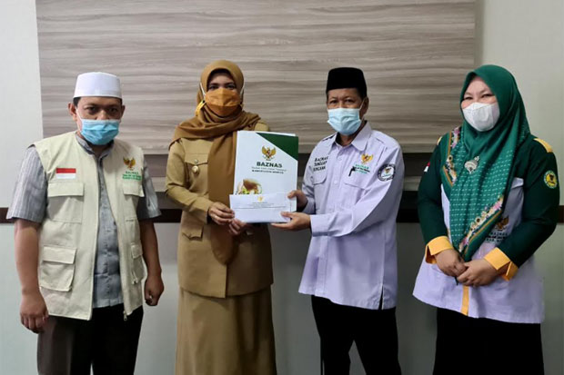 Suhartina Bohari Serahkan...