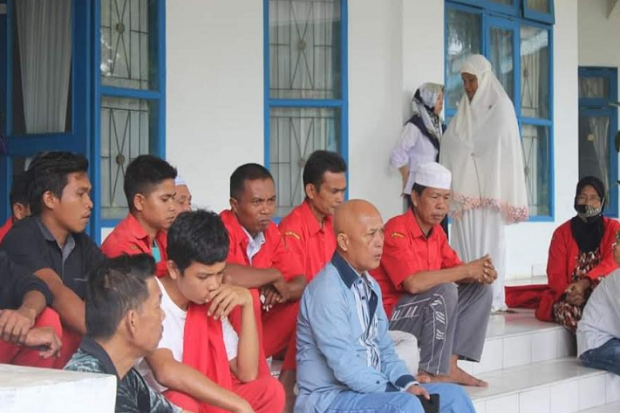 4 Bulan Tak Gajian,...