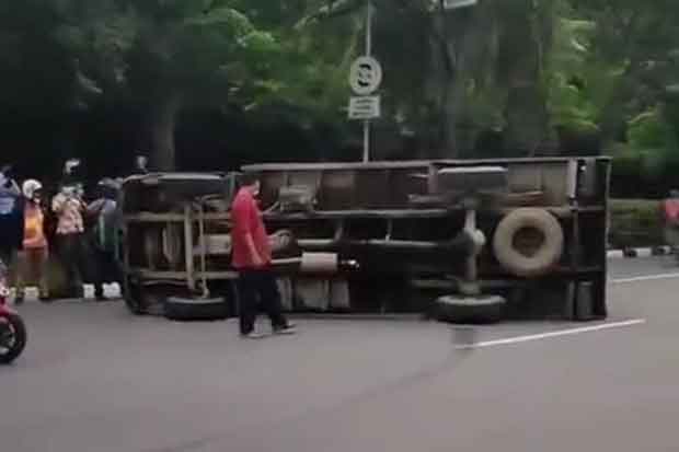Truk Terbalik, Jalan...