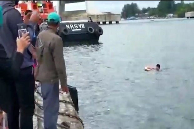 Nekat Lompat ke Laut...