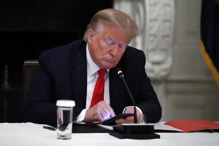 Donald Trump Luncurkan...