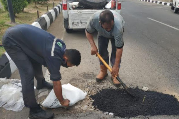 MCC Tambal Jalan Berlubang...