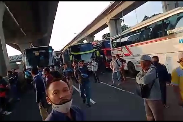 Macet Akibat Terhalang...