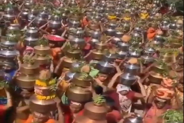 Desa di India Gelar...