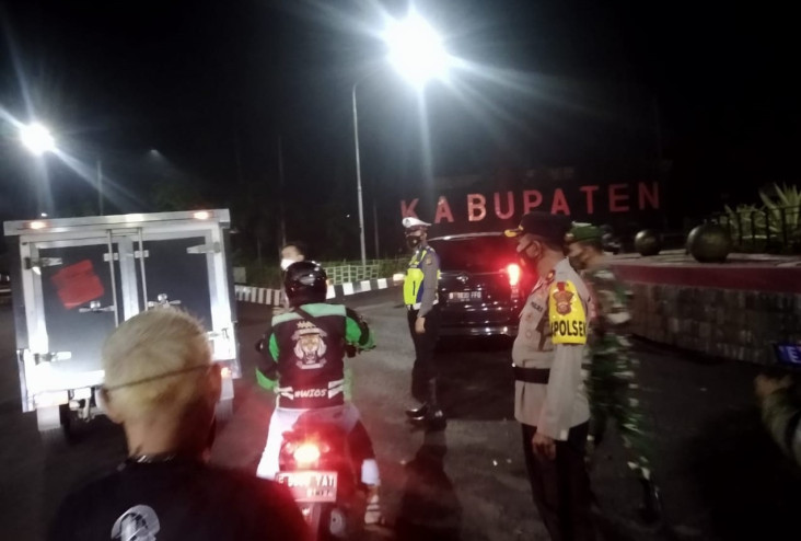 Suka Duka Petugas di...
