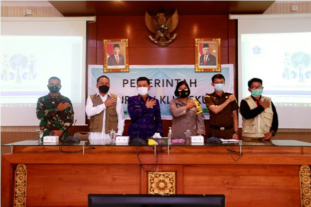 Bupati Suwirta Terima...