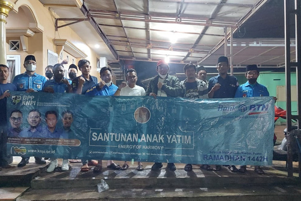 KNPI Bagikan Paket Lebaran...