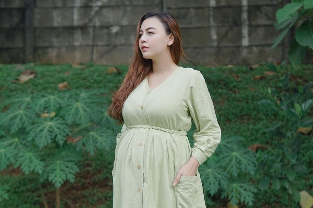 5 OOTD Hamil Ratu Rizky...
