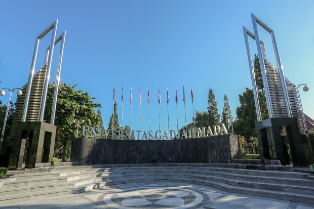 UGM Peringkat Pertama...