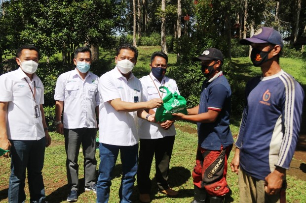 Perhutani Bagikan Puluhan...