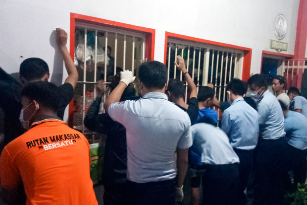 Petugas Lapas dan Rutan...