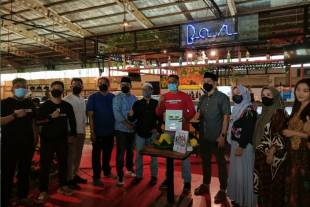 Raih 100 Ribu Subscriber,...