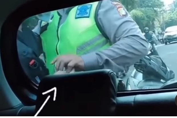 Viral Polisi Salam Tempel...
