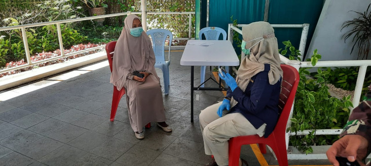 Wanita Berhijab Ini...