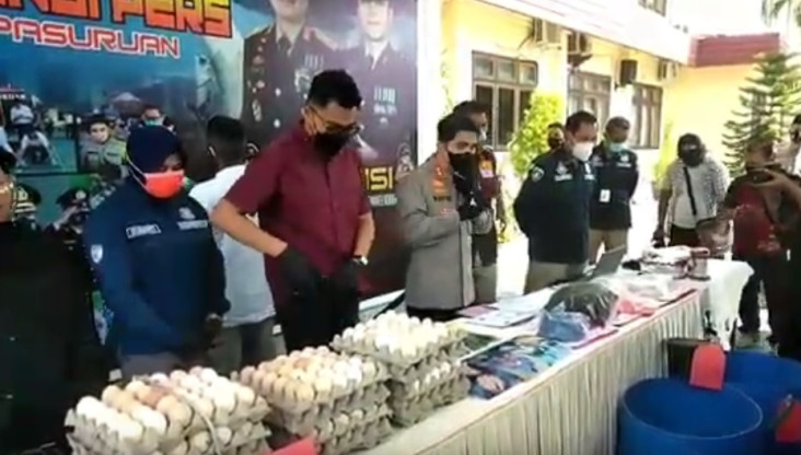 Jual Telur Palsu, Dua...
