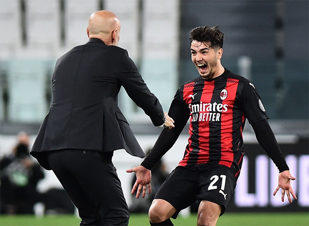 Babak I: AC Milan Robek...
