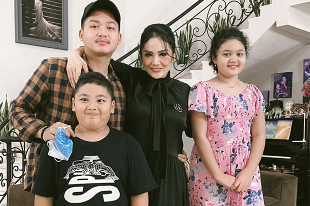 Akrab dan Hangat, Pertemuan...