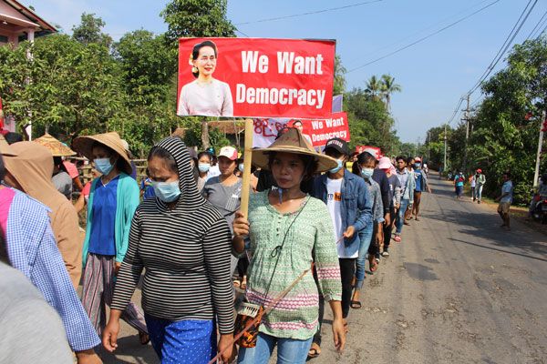Separuh Warga Myanmar...