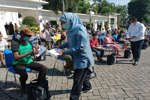 Khofifah Bagikan 200...