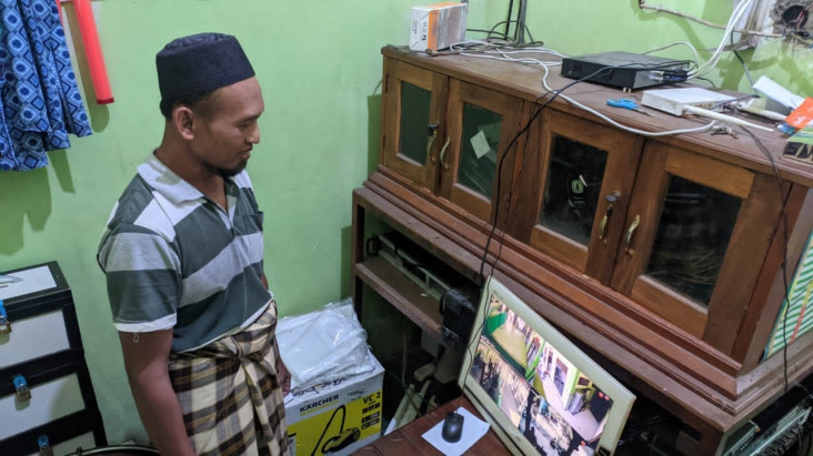 Pria Paruh Baya Terekam...