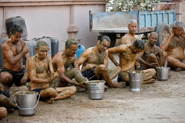 Warga India Mandi Kotoran...