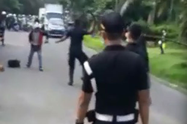 Ayunkan Senjata Tajam...