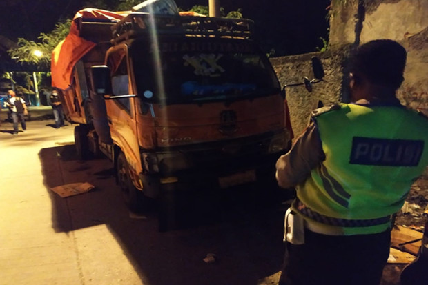 Tertimpa Bak Truk Sampah,...