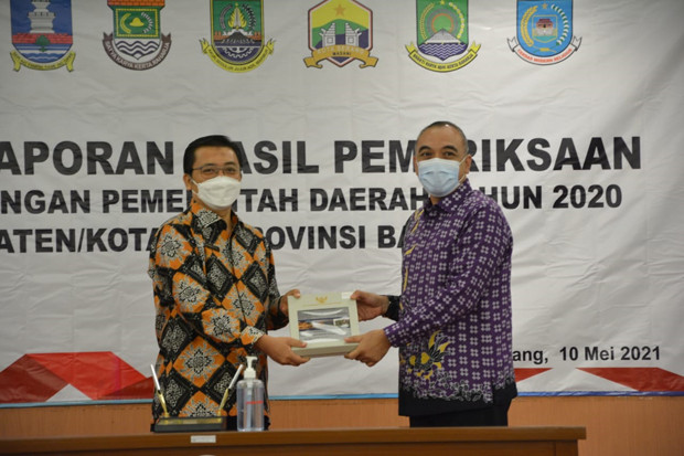 Pemkab Tangerang Raih...