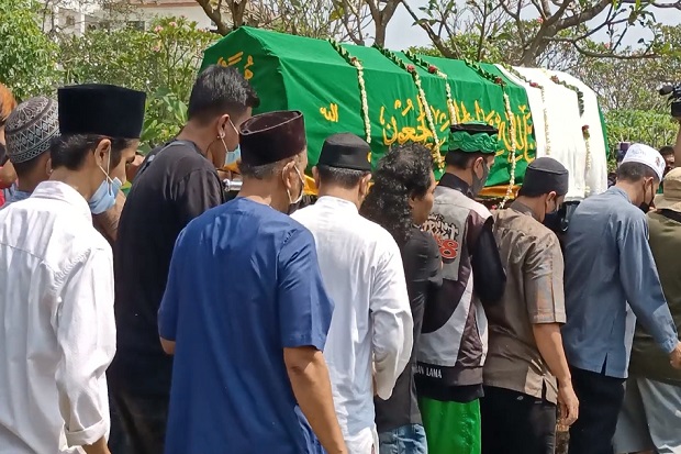 Dimakamkan di TPU Ulujami,...