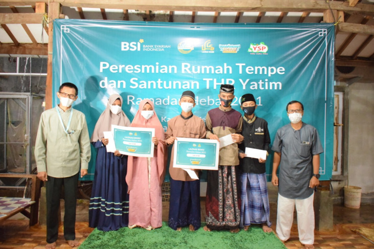Bagikan THR Yatim Dhuafa,...