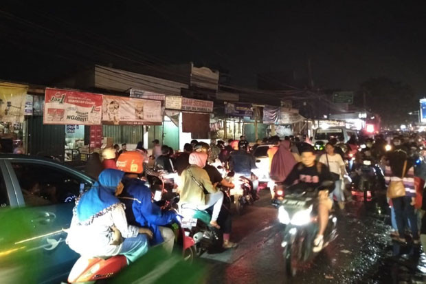 Ada Pasar Kaget, Malam...