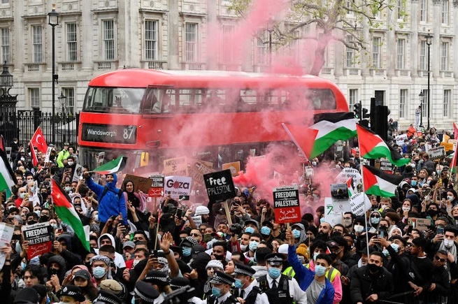 Ribuan Demonstran Dukung...