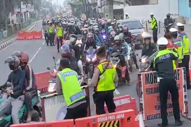 Polisi Tutup Total Jalan...