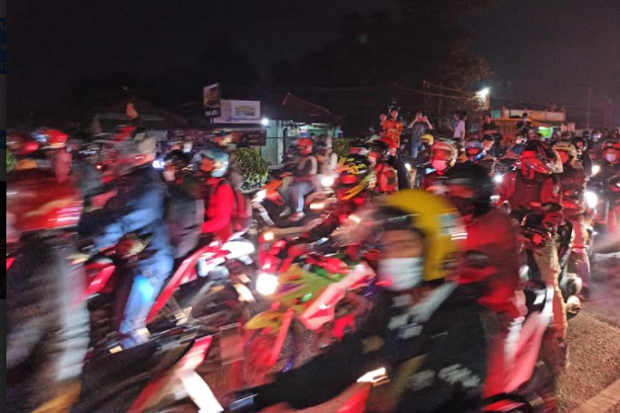 Satu Hari Jelang Lebaran,...