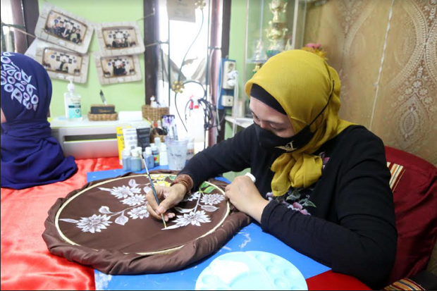 Jilbab dan Masker Lukis...