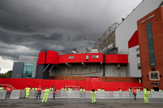 Old Trafford Dipasangi...